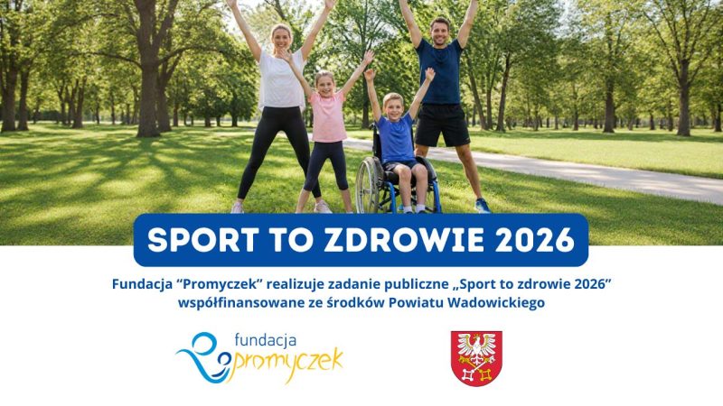 Plakat informacyjny Fundacji Promyczek dotyczący realizacji zadania publicznego „Sport to zdrowie 2026” współfinansowanego ze środków Powiatu Wadowickiego. Informacja o bezpłatnych zajęciach sportowych, rekreacyjnych i rehabilitacyjnych dla rodzin z osobami ze szczególnymi potrzebami, terminie realizacji 01.07–31.08.2026 oraz zapisach w biurze Fundacji Promyczek w Andrychowie.