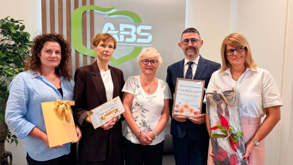 Przedstawiciele Andrychowskiego Banku Spółdzielczego przekazują wsparcie Fundacji Promyczek podczas akcji charytatywnej z okazji 150-lecia działalności Banku