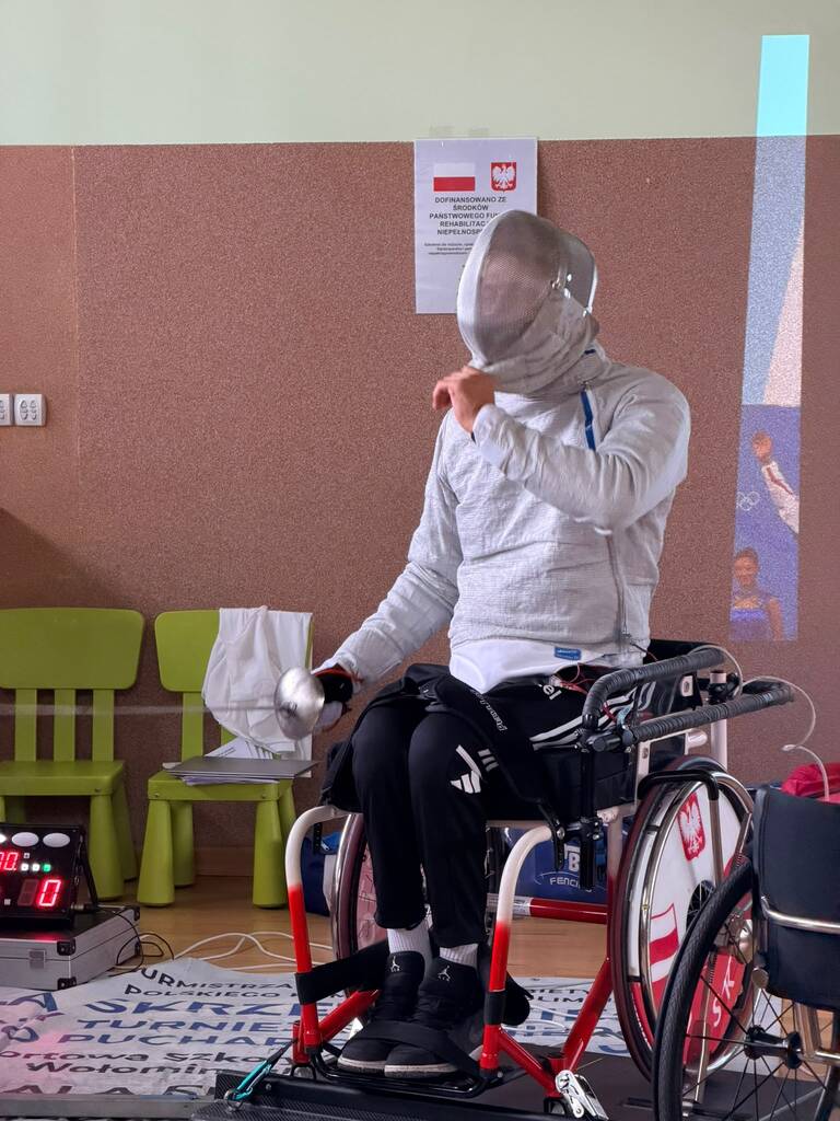 Grzegorz Pluta podczas spotkania w Fundacji Promyczek.