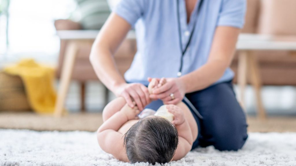 Pierwsza konsultacja fizjoterapeutyczna niemowlęcia oceniająca rozwój dziecka