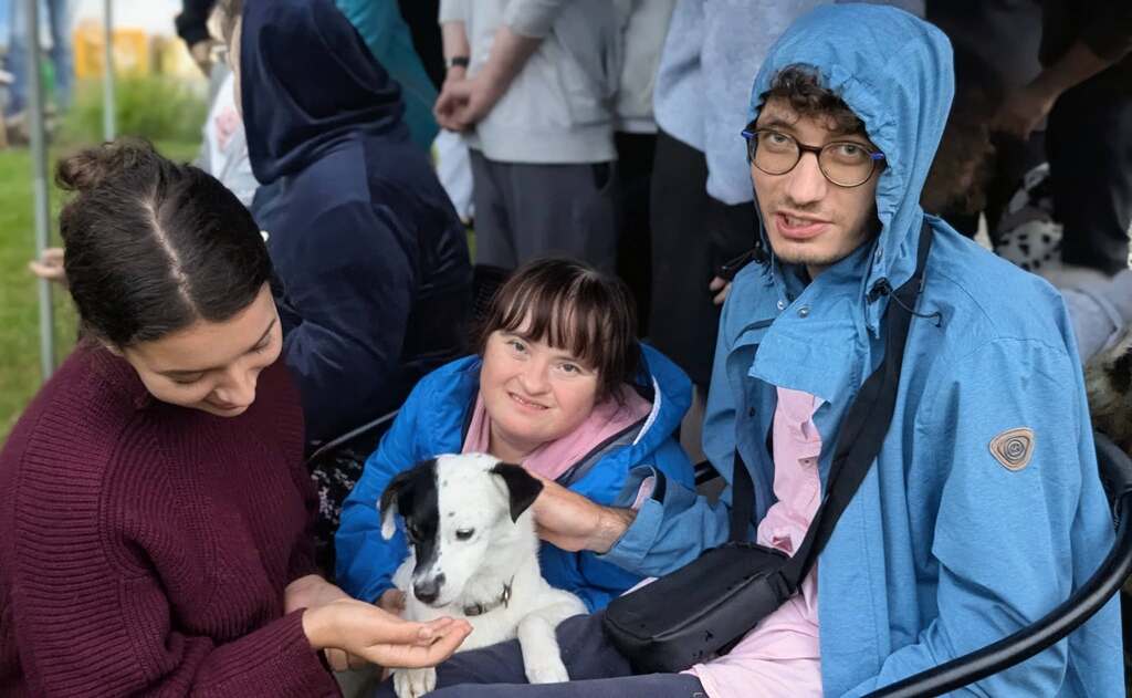 Psy ratownicze podczas pokazu pracy dla uczestników WTZ Promyczek