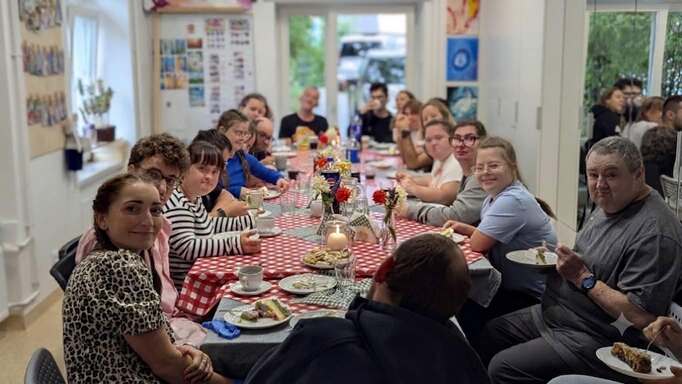 Uczestnicy WTZ Promyczek podczas wspólnej aktywności wspierającej rehabilitację społeczną osób z niepełnosprawnościami