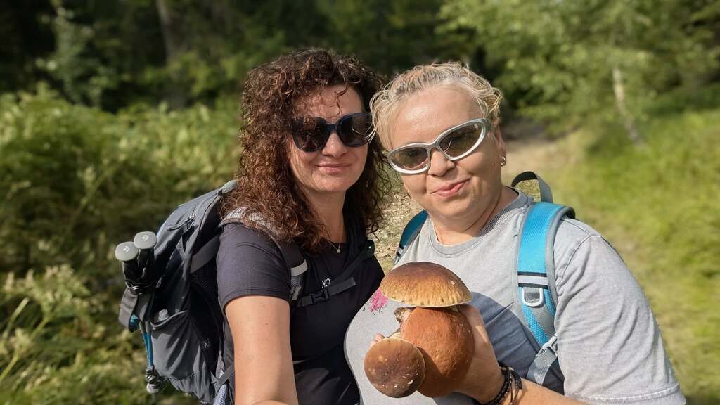 Uczestnicy WTZ wędrujący górskim szlakiem w Beskidzie Śląskim