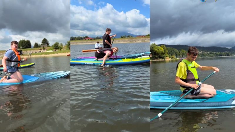 Młodsi podopieczni Fundacji Promyczek podczas zajęć na deskach SUP na otwartym akwenie wodnym w ramach projektu „Pełnia Możliwości”.