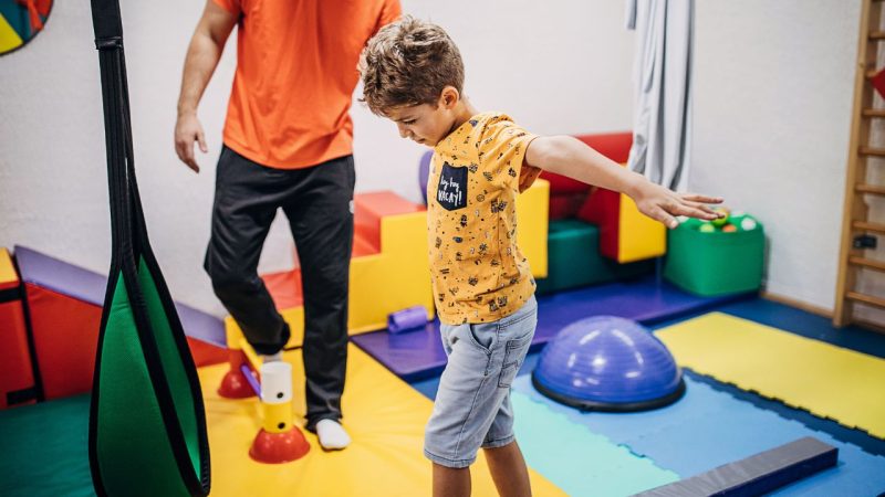 Dziecko podczas zajęć Integracji sensorycznej w Fundacji Promyczek z Andrychowa, blisko Wadowice i Kęty