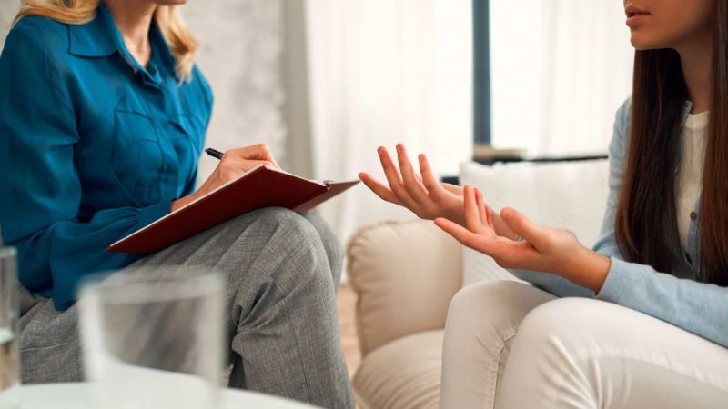 Psycholog podczas rozmowy z pacjentem – pomoc psychologiczna