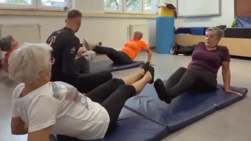 Uczestniczki projektu „Pełnia możliwości” podczas wspólnej gimnastyki i ćwiczeń dla seniorów.