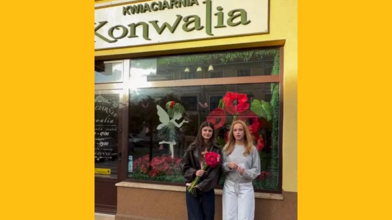 Młodzi wolontariusze Fundacji Promyczek podczas akcji „Podaruj komuś uśmiech” w Andrychowie