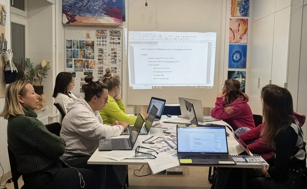 Kadra Warsztatu Terapii Zajęciowej Fundacji Promyczek podczas szkolenia z dostępności tekstu w standardzie ETR.